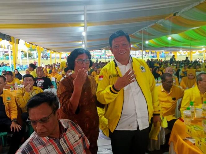 St. Drs. M. Chirismes Haloho, S.IP bersama isteri pada acara DPD Partai Golongan Karya Kabupaten Simalungun, Provinsi Sumatera Utara. (*Ist) 
