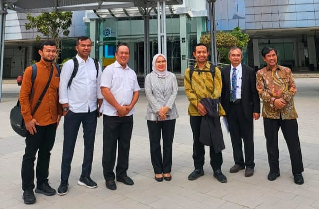 Bupati Konut menyempatkan diri berkunjung ke Khalifah University Uni Emirat Arab (UEA). Kedatangan Ruksamin disambut oleh para profesor dan menggaungkan CoE. (*Ist) 