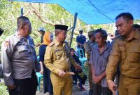 Sekda Kota Kendari, Ridwansyah Taridala menyerahkan bantuan korban meninggal dunia Mujiyanti (64) akibat rumahnya tertimpa pohon jambu mete. (*Ist) 