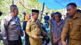 Sekda Kota Kendari, Ridwansyah Taridala menyerahkan bantuan korban meninggal dunia Mujiyanti (64) akibat rumahnya tertimpa pohon jambu mete. (*Ist) 