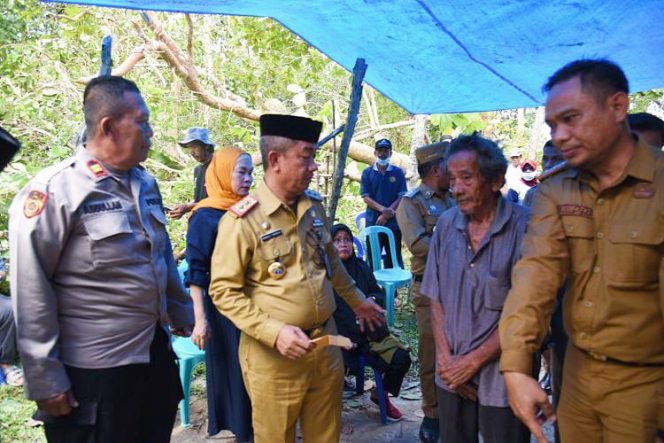 Sekda Kota Kendari, Ridwansyah Taridala menyerahkan bantuan korban meninggal dunia Mujiyanti (64) akibat rumahnya tertimpa pohon jambu mete. (*Ist) 