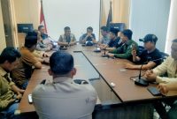 Ketua Komisi I DPRD Konut, Herman Sewani audiense bersama KUPP Kelas III Molawe, Polres Konut dan P2BM-KU soal pengalihan kapal dan aktivitas bongkar muat di perairan matarape. Kamis, (11/05/2023). (*Rul)