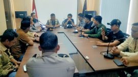 Ketua Komisi I DPRD Konut, Herman Sewani audiense bersama KUPP Kelas III Molawe, Polres Konut dan P2BM-KU soal pengalihan kapal dan aktivitas bongkar muat di perairan matarape. Kamis, (11/05/2023). (*Rul)