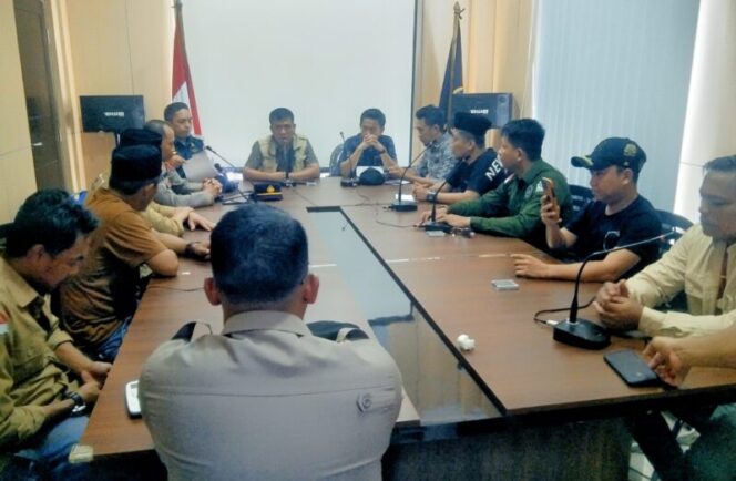 Ketua Komisi I DPRD Konut, Herman Sewani audiense bersama KUPP Kelas III Molawe, Polres Konut dan P2BM-KU soal pengalihan kapal dan aktivitas bongkar muat di perairan matarape. Kamis, (11/05/2023). (*Rul)