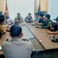Ketua Komisi I DPRD Konut, Herman Sewani audiense bersama KUPP Kelas III Molawe, Polres Konut dan P2BM-KU soal pengalihan kapal dan aktivitas bongkar muat di perairan matarape. Kamis, (11/05/2023). (*Rul)