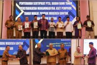 Penyerahan Sertifikat yang diberikan oleh Kakanwil BPN Sultra kepada 8 (delapan) penerima yang disaksikan langsung Gubernur Sultra. Senin, (15/05/2023). (*Ist)