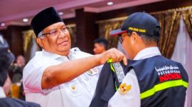H. Ali Mazi memasangkan rompi Petugas Haji Daerah, Petugas Penyelenggaraan Ibadah Haji dan Tim Kesehatan Haji Indonesia Provinsi Sulawesi Tenggara Tahun 1444 H/2023 M. Aula Rujab Gubernur. Rabu, (17/05/2023).(*Ist)