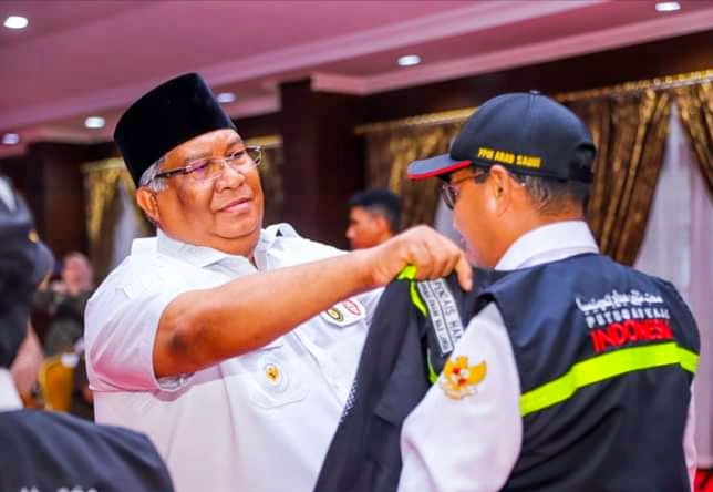 H. Ali Mazi memasangkan rompi Petugas Haji Daerah, Petugas Penyelenggaraan Ibadah Haji dan Tim Kesehatan Haji Indonesia Provinsi Sulawesi Tenggara Tahun 1444 H/2023 M. Aula Rujab Gubernur. Rabu, (17/05/2023).(*Ist)