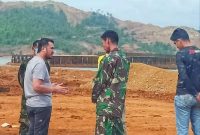 Nampak lima orang anggota Kodim 1430 Konut seragam lengkap dipimpin oleh Sertu Rapik berada di Jetty CV Unaaha Bakti Persada (UBP). Sabtu, (20/05/2023). (*Ist)