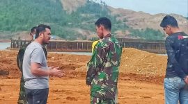 Nampak lima orang anggota Kodim 1430 Konut seragam lengkap dipimpin oleh Sertu Rapik berada di Jetty CV Unaaha Bakti Persada (UBP). Sabtu, (20/05/2023). (*Ist)