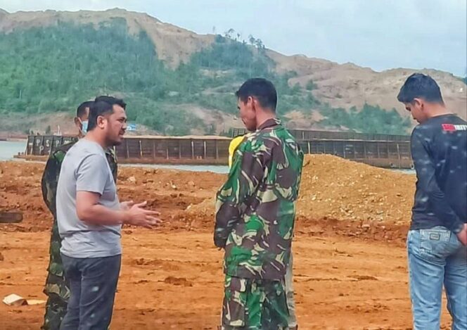Nampak lima orang anggota Kodim 1430 Konut seragam lengkap dipimpin oleh Sertu Rapik berada di Jetty CV Unaaha Bakti Persada (UBP). Sabtu, (20/05/2023). (*Ist)
