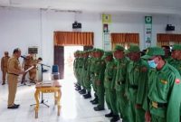 Ruksamin resmi melantik dan mengambil sumpah 340 Satlinmas, di Aula Anawai Ngguluri, Senin, (22/5/2023). (*Ist)