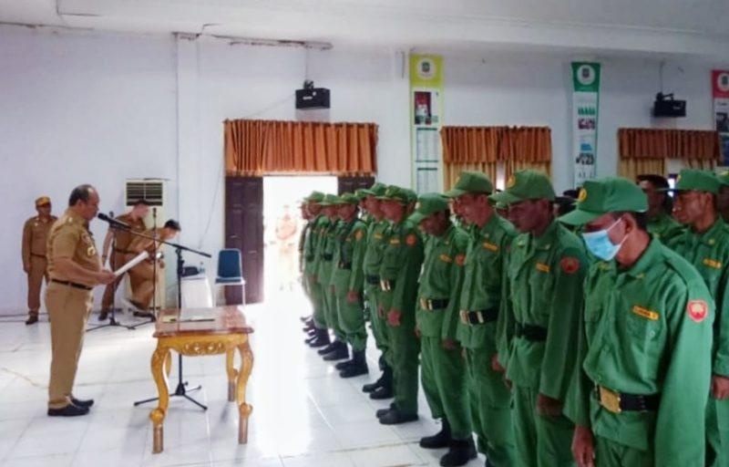 Ruksamin resmi melantik dan mengambil sumpah 340 Satlinmas, di Aula Anawai Ngguluri, Senin, (22/5/2023). (*Ist)
