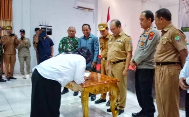 Ruksamin menyaksikan penandatanganan Deklarasi Damai Pemilihan Kepala Desa (Pilkades) Serentak, di Aula Konasara, Senin (22/5/2023). (*Ist)