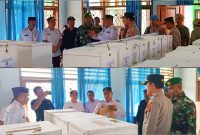 Bupati Konawe Utara, H. Ruksamin meninjau kotak suara dan persiapan logistik Pilkades di Aula Kantor DPMD Konut. Rabu, (24/05/2023). (*Rul)