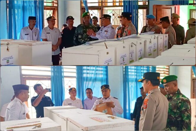 Bupati Konawe Utara, H. Ruksamin meninjau kotak suara dan persiapan logistik Pilkades di Aula Kantor DPMD Konut. Rabu, (24/05/2023). (*Rul)