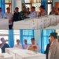 Bupati Konawe Utara, H. Ruksamin meninjau kotak suara dan persiapan logistik Pilkades di Aula Kantor DPMD Konut. Rabu, (24/05/2023). (*Rul)