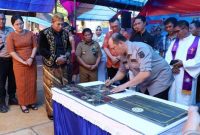 Ruksamin menandatangani peresmian gedung Gereja Kibaid Jemaat KC Langgikima di Desa Alenggo, Kecamatan Langgikima, Selasa (6/6/2023).(*Ist)