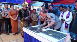 Ruksamin menandatangani peresmian gedung Gereja Kibaid Jemaat KC Langgikima di Desa Alenggo, Kecamatan Langgikima, Selasa (6/6/2023).(*Ist)
