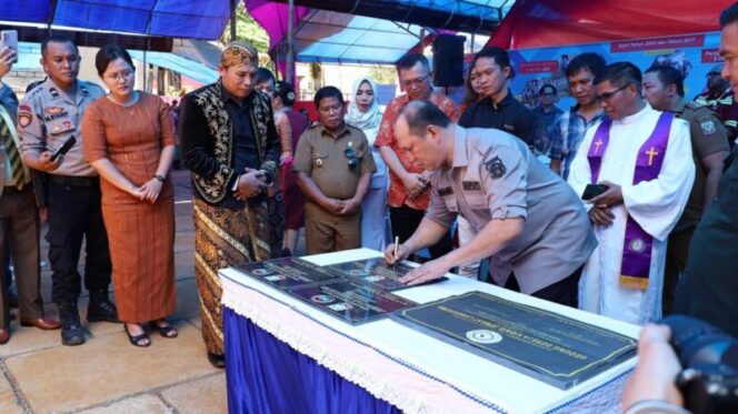 Ruksamin menandatangani peresmian gedung Gereja Kibaid Jemaat KC Langgikima di Desa Alenggo, Kecamatan Langgikima, Selasa (6/6/2023).(*Ist)