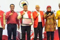 Ketua Umum IKA Unhas, Andi Amran Sulaiman, menyematkan gelar kehormatan Alumni Unhas kepada Ruksamin di sela gelaran pelantikan Pengurus IKA Unhas Tahun 2023. Kendari, Minggu (04/06/2023). (*Ist)