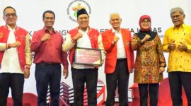 Ketua Umum IKA Unhas, Andi Amran Sulaiman, menyematkan gelar kehormatan Alumni Unhas kepada Ruksamin di sela gelaran pelantikan Pengurus IKA Unhas Tahun 2023. Kendari, Minggu (04/06/2023). (*Ist)