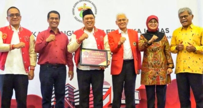 Ketua Umum IKA Unhas, Andi Amran Sulaiman, menyematkan gelar kehormatan Alumni Unhas kepada Ruksamin di sela gelaran pelantikan Pengurus IKA Unhas Tahun 2023. Kendari, Minggu (04/06/2023). (*Ist)