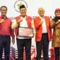 Ketua Umum IKA Unhas, Andi Amran Sulaiman, menyematkan gelar kehormatan Alumni Unhas kepada Ruksamin di sela gelaran pelantikan Pengurus IKA Unhas Tahun 2023. Kendari, Minggu (04/06/2023). (*Ist)