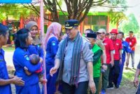 H. Ruksamin disambut pada Reuni Akbar Perdana Alumni SMPN 1 Langgikima, Selasa (6/6/2023). (*Ist)