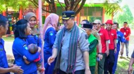 H. Ruksamin disambut pada Reuni Akbar Perdana Alumni SMPN 1 Langgikima, Selasa (6/6/2023). (*Ist)