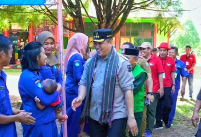 H. Ruksamin disambut pada Reuni Akbar Perdana Alumni SMPN 1 Langgikima, Selasa (6/6/2023). (*Ist)