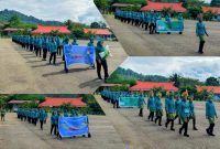 Rombongan Defile PKK Kecamatan Se-Kab. Konut menampilkan yel-yel Jambore Kader PKK Tingkat Kabupaten Konut Tahun 2023 di Halaman Kompleks Kantor Bupati Konut. Kamis, (22/06/2023). (*Ist)