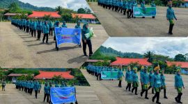 Rombongan Defile PKK Kecamatan Se-Kab. Konut menampilkan yel-yel Jambore Kader PKK Tingkat Kabupaten Konut Tahun 2023 di Halaman Kompleks Kantor Bupati Konut. Kamis, (22/06/2023). (*Ist)