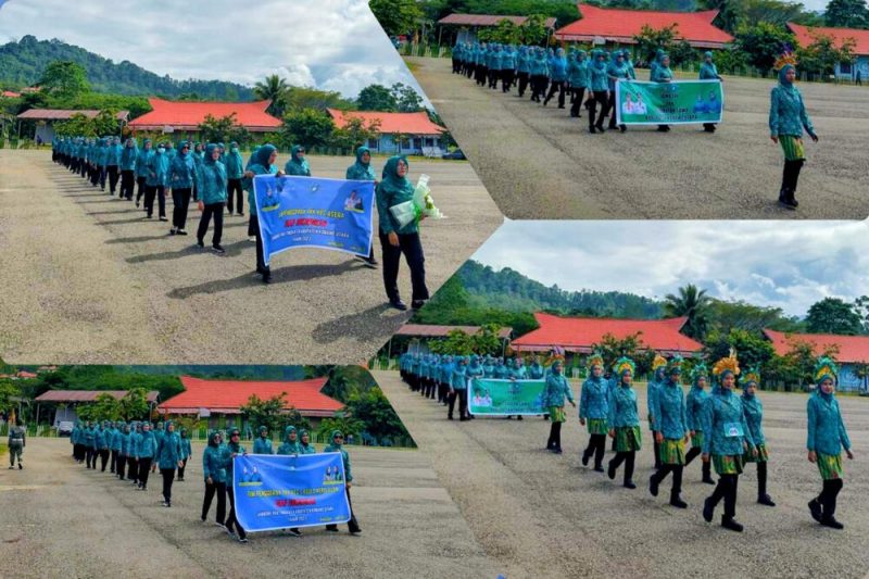 Rombongan Defile PKK Kecamatan Se-Kab. Konut menampilkan yel-yel Jambore Kader PKK Tingkat Kabupaten Konut Tahun 2023 di Halaman Kompleks Kantor Bupati Konut. Kamis, (22/06/2023). (*Ist)