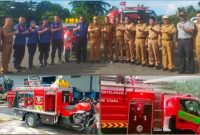 Bupati Konawe Utara, H. Ruksamin menyerahkan langsung bantuan pemadam kebakaran ke kepala damkar dan Penyelamatan konut. Senin (5/6/2023). (*Ist)