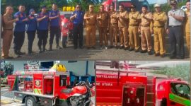 Bupati Konawe Utara, H. Ruksamin menyerahkan langsung bantuan pemadam kebakaran ke kepala damkar dan Penyelamatan konut. Senin (5/6/2023). (*Ist)