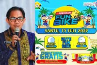 Kepala Bidang Pengembangan Pemasaran Dispar Sultra, Andi Syahrir (kiri), dan menyiapkan 200 kaos gratis pendaftar pertama Toronipa Fun Bike. (*Ist)