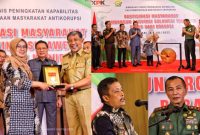 Pemukulan gong sebagai tanda dibukanya Bimtek Anti Korupsi oleh Plh. Deputi Bidang Pendidikan dan Peran serta Masyarakat KPK RI dan pertukaran cendramata dari Plh Sekda ke Plh. Deputi. Selasa, (04/06/2023). (*Ist)