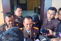 Kepala Kejaksaan Tinggi (Kejati) Sultra, Patris Yusrian Jaya saat menggelar konferensi pers Hari Bhakti Adhyaksa ke-63 di Aula Kejati Sultra, Sabtu (22/7/2023). (*Ist)