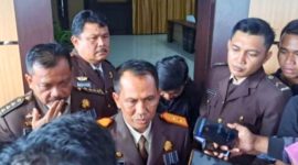 Kepala Kejaksaan Tinggi (Kejati) Sultra, Patris Yusrian Jaya saat menggelar konferensi pers Hari Bhakti Adhyaksa ke-63 di Aula Kejati Sultra, Sabtu (22/7/2023). (*Ist)