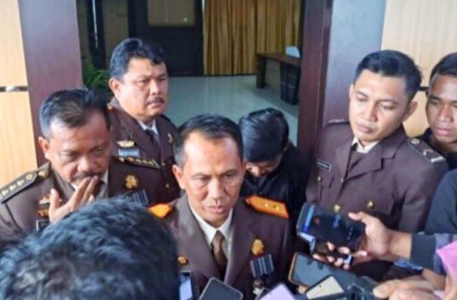 Kepala Kejaksaan Tinggi (Kejati) Sultra, Patris Yusrian Jaya saat menggelar konferensi pers Hari Bhakti Adhyaksa ke-63 di Aula Kejati Sultra, Sabtu (22/7/2023). (*Ist)