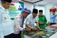 Bupati Konut, H. Ruksamin menandatangani Prasasti Dialog Kerukunan Umat Beragama sebagai tanda dilaunching Desa Sadar Kerukunan dan Kampung Moderasi Beragama. Rabu, (26/07/2023). (*Ist)