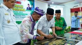 Bupati Konut, H. Ruksamin menandatangani Prasasti Dialog Kerukunan Umat Beragama sebagai tanda dilaunching Desa Sadar Kerukunan dan Kampung Moderasi Beragama. Rabu, (26/07/2023). (*Ist)
