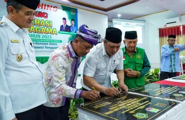Bupati Konut, H. Ruksamin menandatangani Prasasti Dialog Kerukunan Umat Beragama sebagai tanda dilaunching Desa Sadar Kerukunan dan Kampung Moderasi Beragama. Rabu, (26/07/2023). (*Ist)