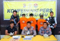 Kapolres Baubau, AKBP Bungin Masokan Misalayuk, saat konferensi pers penangkapan tiga tersangka penikaman wartawan, di Mako Polres Baubau, Kamis (27/7/2023). (*Ist)