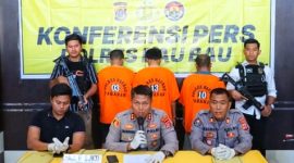 Kapolres Baubau, AKBP Bungin Masokan Misalayuk, saat konferensi pers penangkapan tiga tersangka penikaman wartawan, di Mako Polres Baubau, Kamis (27/7/2023). (*Ist)