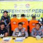 Kapolres Baubau, AKBP Bungin Masokan Misalayuk, saat konferensi pers penangkapan tiga tersangka penikaman wartawan, di Mako Polres Baubau, Kamis (27/7/2023). (*Ist)
