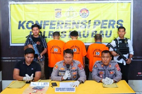 Kapolres Baubau, AKBP Bungin Masokan Misalayuk, saat konferensi pers penangkapan tiga tersangka penikaman wartawan, di Mako Polres Baubau, Kamis (27/7/2023). (*Ist)