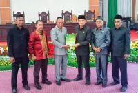 Wakil Bupati Konut, H. Abuhaera, menyerahkan KUA-PPAS APBD Konut 2024 kepada Wakil Ketua DPRD Konut, I Made Tarabuna, Jumat, (28/07/2023). (*Ist)