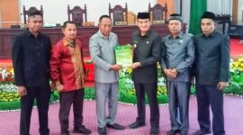 Wakil Bupati Konut, H. Abuhaera, menyerahkan KUA-PPAS APBD Konut 2024 kepada Wakil Ketua DPRD Konut, I Made Tarabuna, Jumat, (28/07/2023). (*Ist)